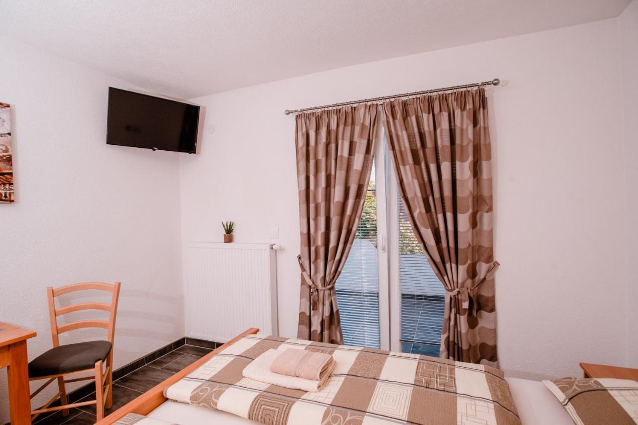 Hotel House Karakas Korenica Zewnętrze zdjęcie