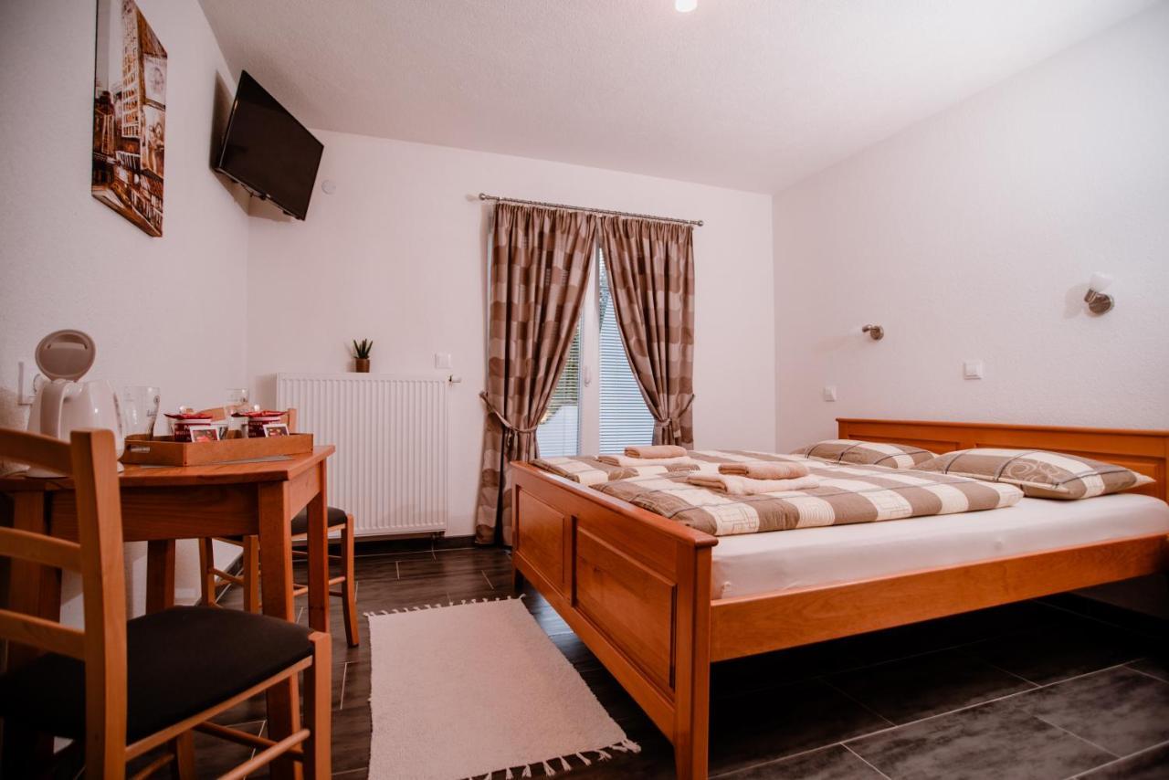 Hotel House Karakas Korenica Zewnętrze zdjęcie